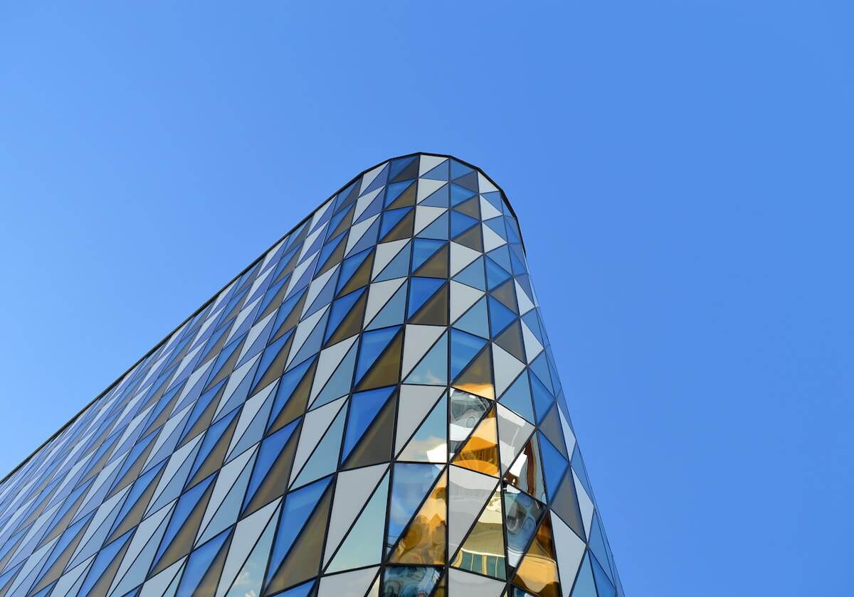 天天盈球在线-这球无解！格列兹曼任意球直挂十分角破门，对手门将望球兴叹