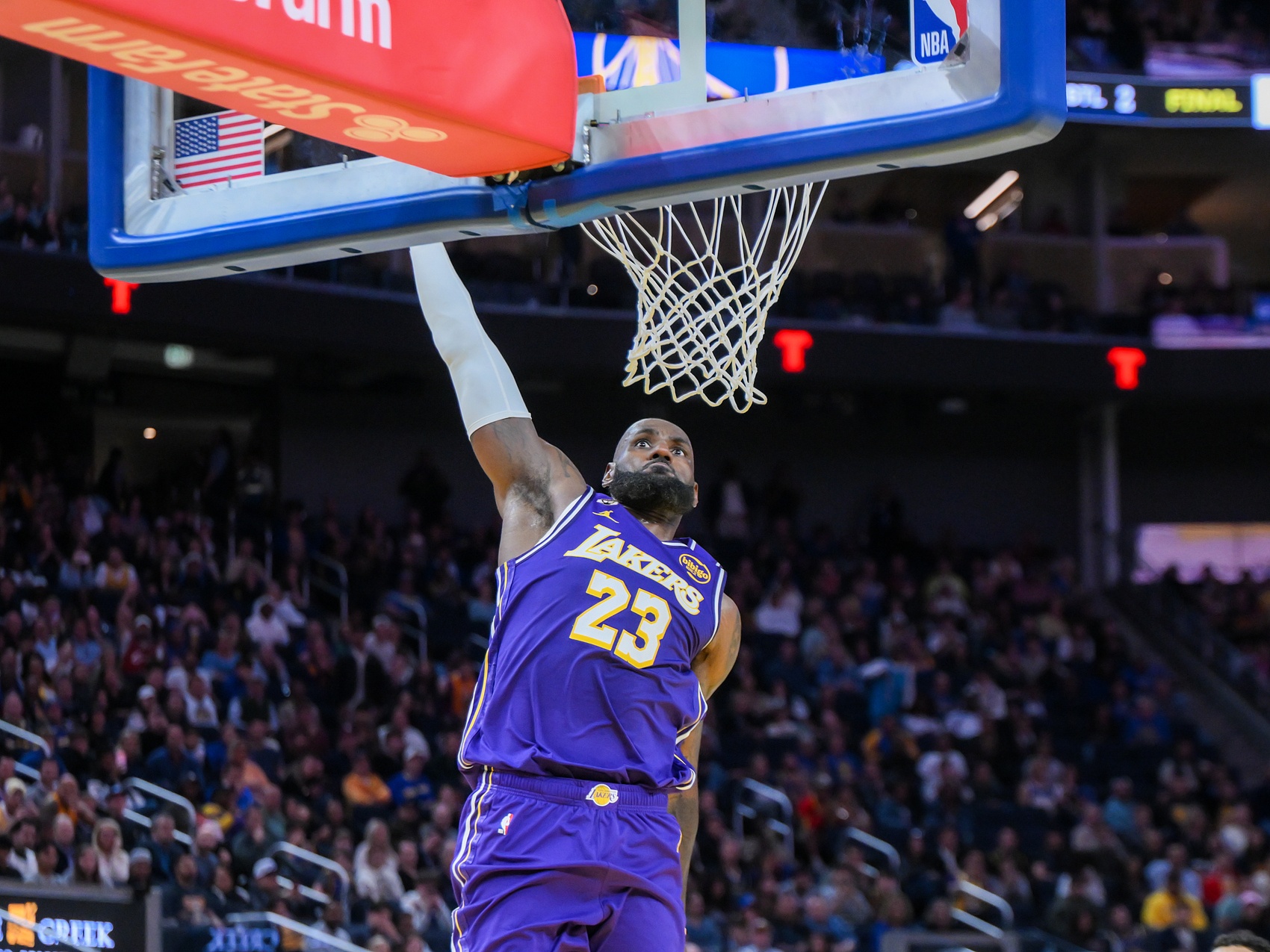 天天盈球在线-生涯场均20+5+5赛季次数：詹姆斯23次断档领先 第二名仅10次